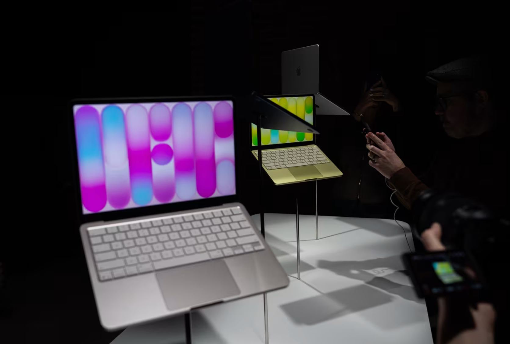 Apple компани  хамгийн хямд үнэтэй шинэ MacBook-ийг танилцууллаа